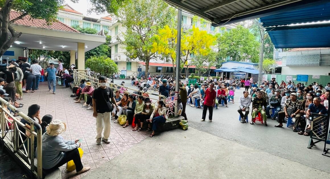 DƯ DÀI VỤ QUÁ TẢI BỆNH VIỆN Ở TP.HCM: PHẢI CHIẾN THUẬT GÌ ĐỂ GIẢI CƠN ÁP LỰC ĐÁNG GẬP GỒN?