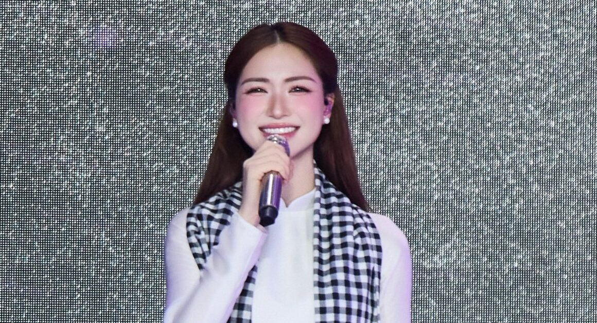 HOÀ MINZY KHIẾN SÂN KHẤU NÓNG BỎNG VỚI NHỮNG CHIÊU CHÊU ĐỦ THỨ TRÊU ĐÁO!