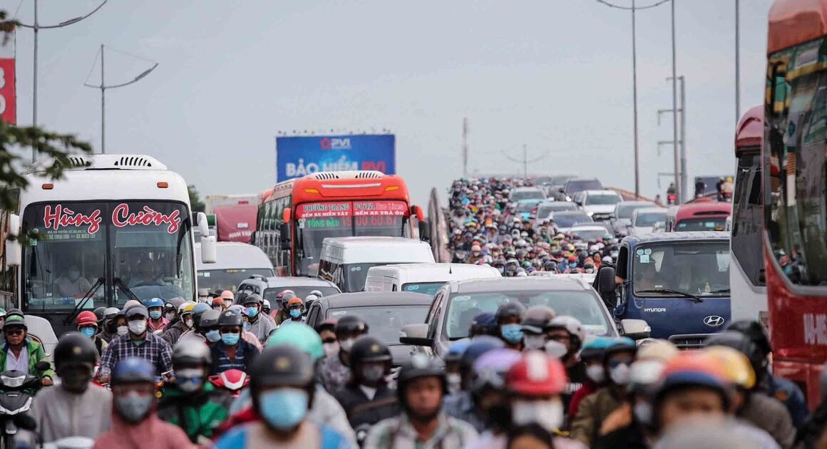 NỐI DÀI CAO TỐC VƯỢT MẶT GIAO THÔNG, NHƯNG VỪA BƯỚC XUỐNG QUỐC LỘ LẠI KẸT XE NGHIÊM TRỌNG!