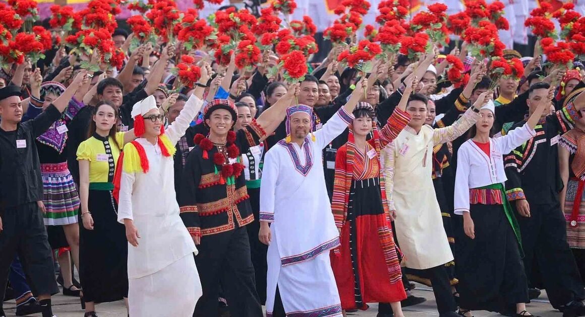 KHÁNH NGUYỆN NHẤN MẠNH SỨC MẠNH ĐẠI ĐOÀN KẾT DÂN TỘC TRONG NGÀY LÀM VIỆC ĐẦU TIÊN CỦA ĐẠI HỘI XI