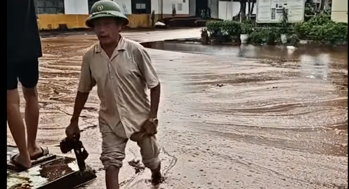 SÉT ĐÁNH XOẠT MỘT BỂ CHỨA MẬT CỦA NHÀ MÁY ĐƯỜNG, HÀNG NGÀN TẤN MẬT TRÀN RA NHÀO NHẠT!