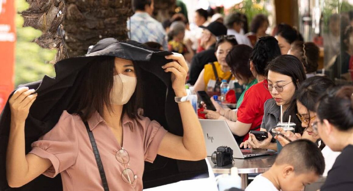SAI GÒN NẮNG NÓNG KỸ LƯỠNG, NGƯỜI DÂN PHẢI ĐÓN CHIẾU NẮNG BỊT KÍN MẶT MÀ VẪN CHỐNG NẮNG GẮT!