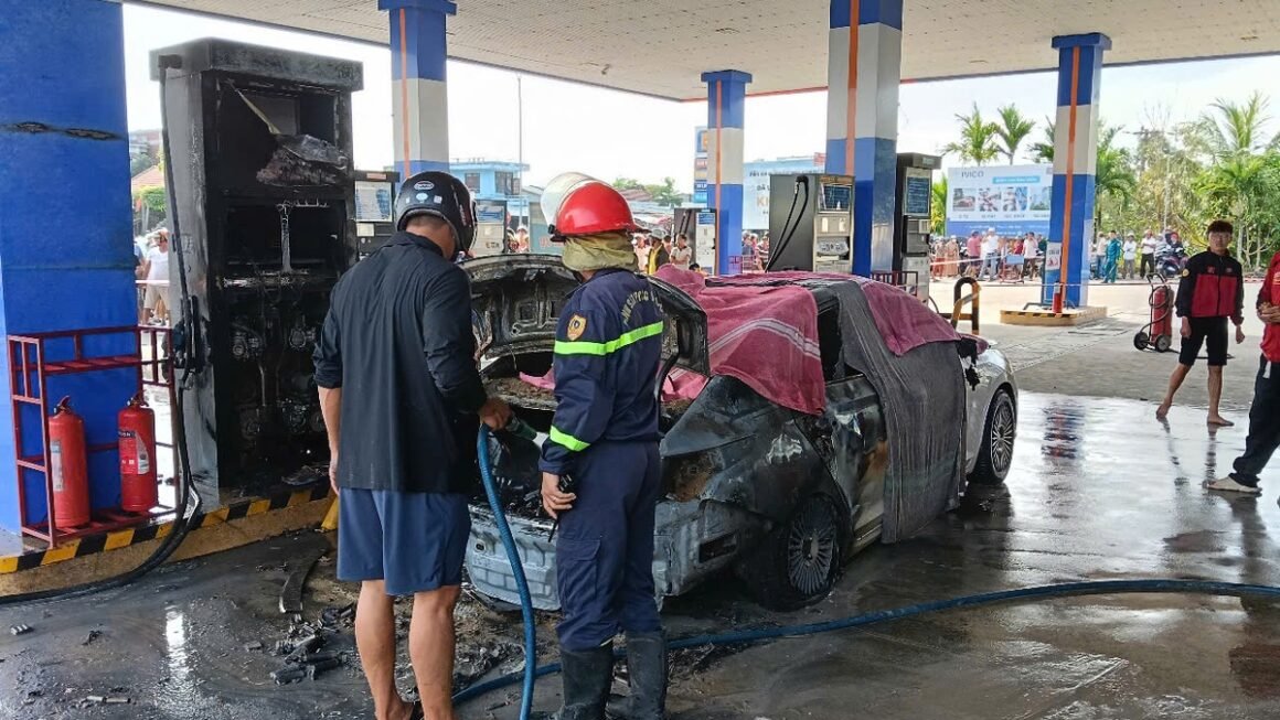 Ô TÔ 5 CHỖ BẤT NGỜ BỐC CHÁY KHI DỪNG Ở XĂNG, 2 Người Ngồi Sau THIỆT MẠNG
