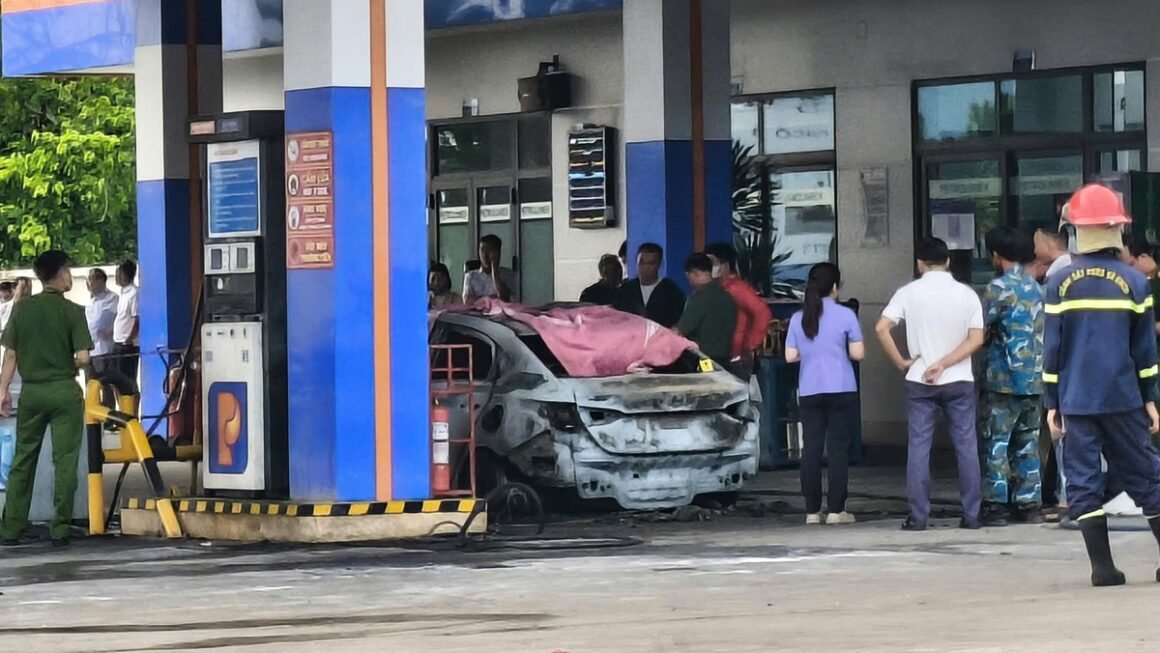 CHAI NƯỚC DUNG DỊCH BẤT NGỜ KÍCH NHIỆT, Ô TÔ BỌC CHÁY KHI ĐẢ ĐỔ XĂNG, 2 THIẾU NIÊN TỬ VONG TRONG VỤ CHÁY KỊP THEO DÕI!