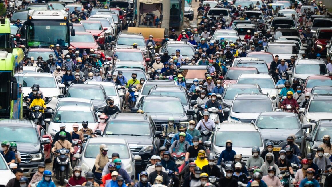 ỒN ÀO TRÊN PHỐ PHỤ TRỌNG SAU KỲ NGHỈ, GIAO THÔNG HÀ NỘI ĐỒNG LOẠT KÉM TRỌN VẸN!