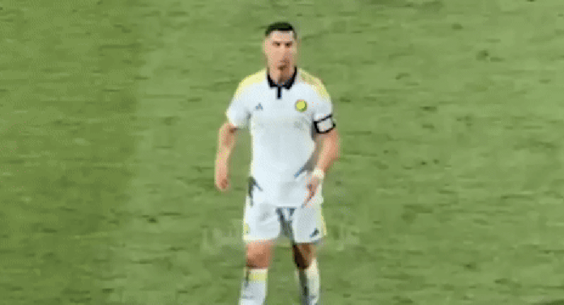 CRISTIANO RONALDO TIẾN HÀNH MÀN ĐÁP TRẢ CHÂM BIẾM KHI CỔ ĐỘNG VIÊN ĐỐI PHƯƠNG KIÊN TRUYỀN TÊN MESSI TRONG TRẬN ĐẤU QUAN TRỌNG