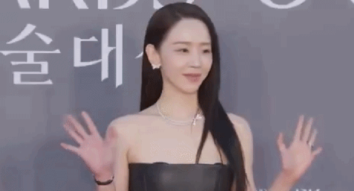 DÙ GẶP SỰ CỐ NHỎ, SHIN HYE SUN VẪN CHIẾM TRỌN TRANG NHAN SẮC VÀ GƯƠNG MẶT CHUYÊN NGHIỆP TRONG SỰ KIỆN