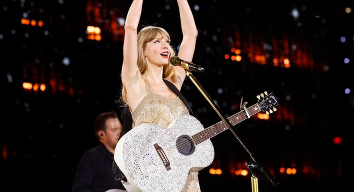 BỨC ẢNH NÀY ĐÃ THAY ĐỔI LỊCH SỬ CONCERT VÀ TẠO NÊN NGÔI SAO QUYỀN LỰC NHẤT NGÀNH GIẢI TRÍ!