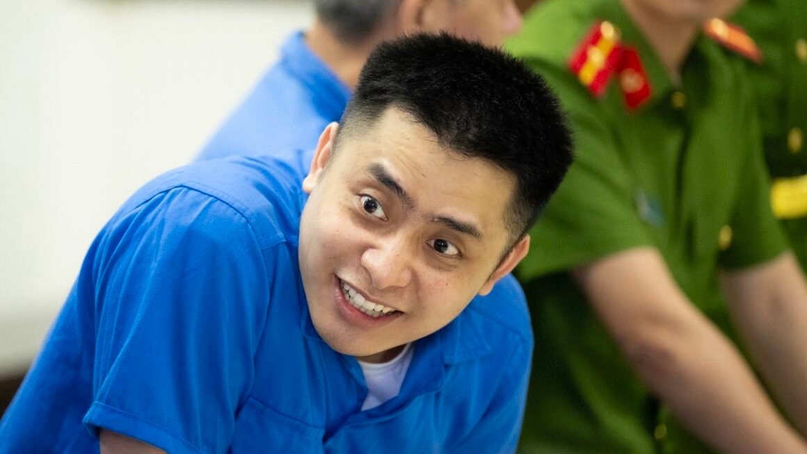 BÙI ĐÌNH KHÁNH TRONG PHIÊN TÒA: TỪ TỈNH THỜI, LẠI CƯỜI CỦNGLÀM GIẢI TRÍ CHO AI?