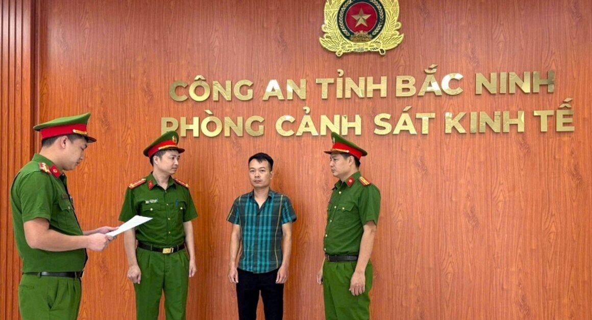 AI ĐANG BỊ SO KHÁC VỚI TỘI LÀM GIẢ CON DẤU, TÀI LIỆU CỦA CƠ QUAN?