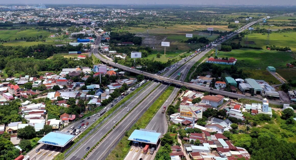 KHẨN TỐC HOÀN THIỆN HẠ TẦNG VÀ BIỂN BÁO, MỞ CÁC NHÁNH NÚT GIAO LONG THÀNH ĐỂ ĐẢM BẢO THÔNG SUỐT, AN TOÀN GIAO THÔNG!