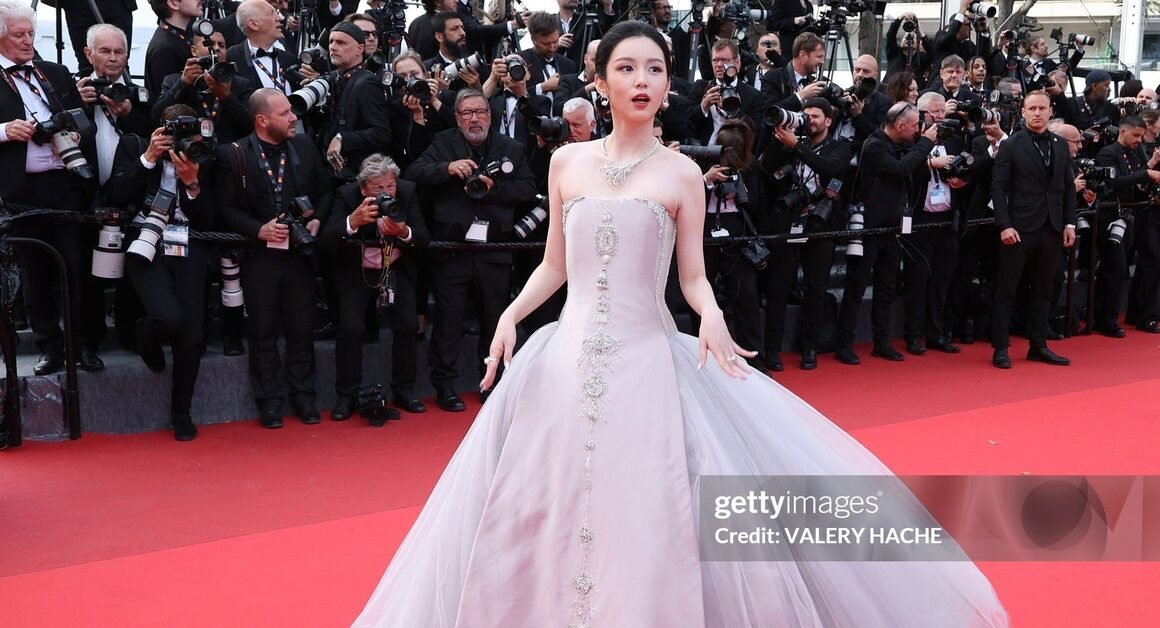 CHÂU DÃ TRÊN THẢM ĐỎ CANNES: BƯỚC NGOÀI SỰ NGỪNG LẠI, TỎ SỨC QUYẾN RŨ GẦN NHƯ LÀN: NON!