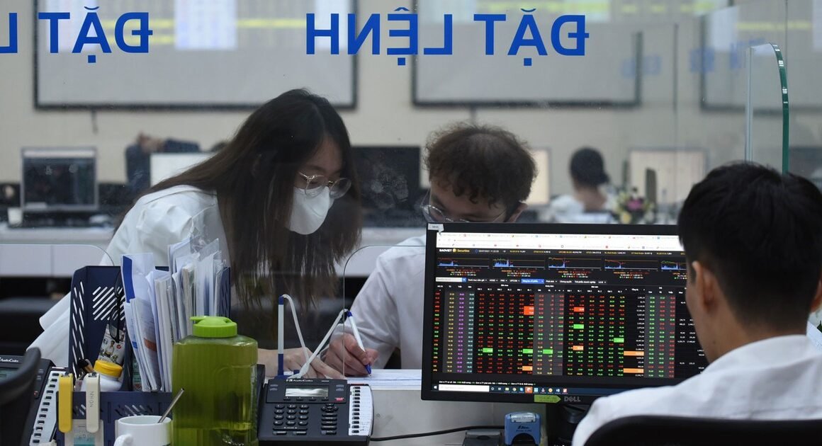 KHÁCH HÀNG KHÔNG NGOÀI SỐT RÃU TRƯỚC NHỮNG CHIẾC TIỀN TỈ ĐỔ VÀO CỔ PHIẾU CỦA CÁC LÃNH ĐẠO DOANH NGHIỆP VÀ NGƯỜI NHÀ GIA ĐÌNH!