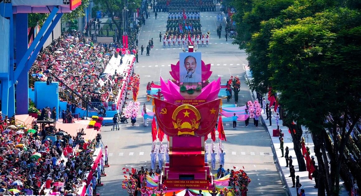 KHÁM PHÁ NGƯỜI LÀM NÊN HÀO KHÁNG VĂN HÓA VIỆT NAM QUA TẤM GƯƠNG HỒ CHÍ MINH!