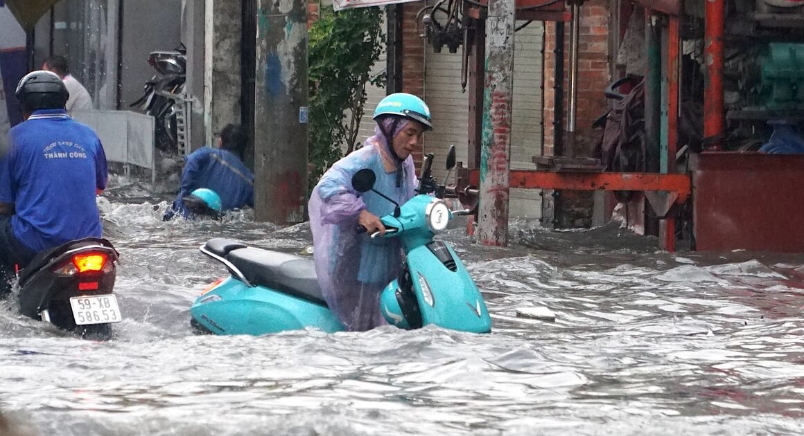 CẬN CÁNH CƠN MƯA ĐẦY KINH HOÀNG NGẬP SÂU TRONG TRONG TRONG TP.HCM!