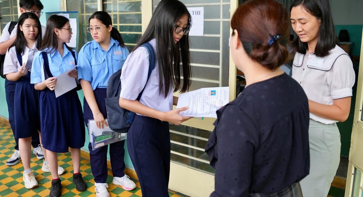 KHẨN CẤP: MỚI CẬP NHẬT VỀ TỶ LỆ VẮNG MẪU TRONG KỲ THI ĐIỂM TẠI TP.HCM!