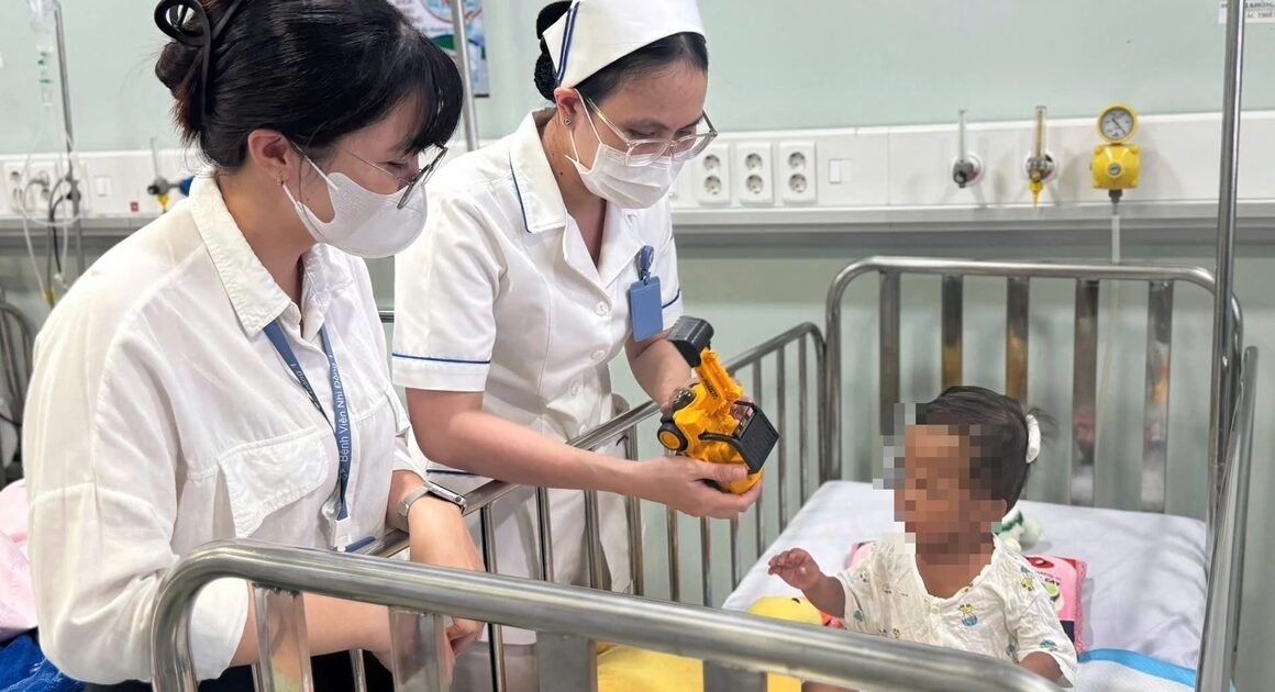 KHI MẸ VÀ NGƯỜI TÌNH BẠO HÀNH, CHIẾC SỐNG CỦA BÉ TRAI 2 TUỔI NGƯNG TIM NẰM TRONG BỢI CẢM!