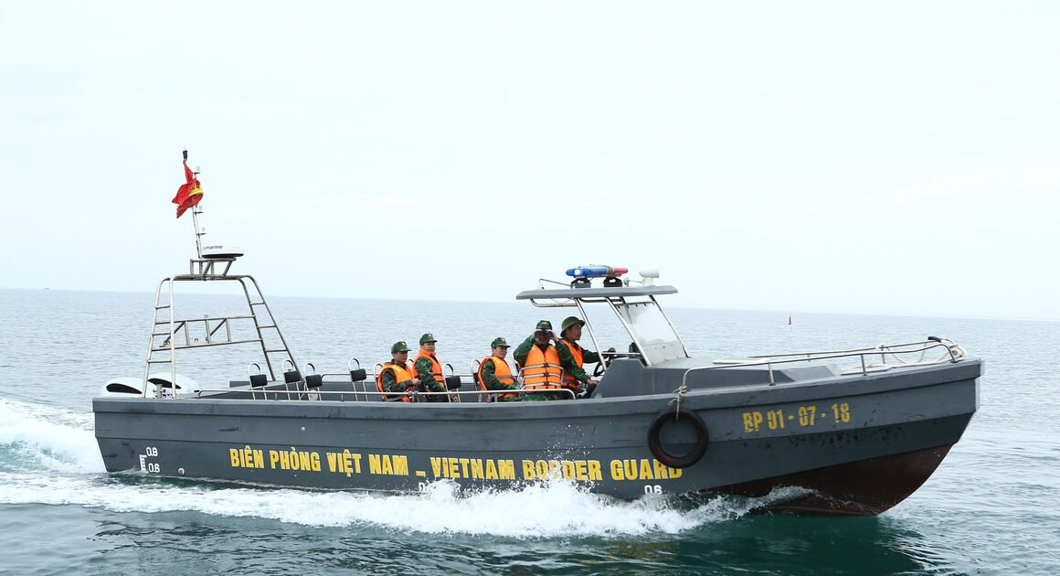6 NGƯ DÂN MẤT TÍCH VỤT KHỎI TẦM NGHI VỤ CHÌM TÀU GẦN CÔ TÔ!