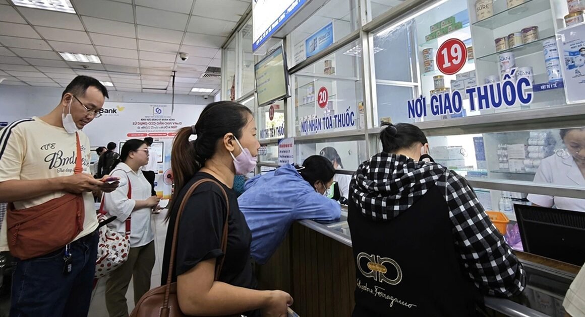 TỪ CÓ THẺ BHYT, VẬY SAO NHIỀU BỆNH NHÂN VẪN KHÓ KHĂN MUA THUỐC NGOÀI?
