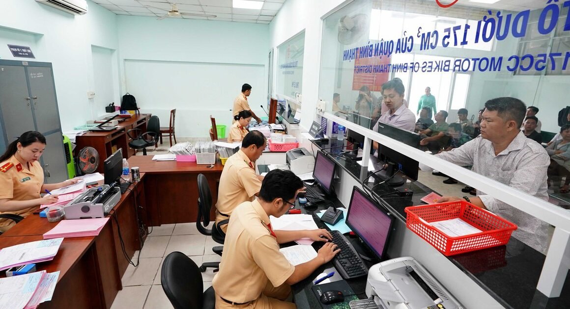 BỘ CÔNG AN ĐỀ XUẤT GIAO QUYỀN XỬ PHẠT ĐĂNG KÝ XE CHO TRƯỞNG CÔNG AN CẤP XÃ, ĐÓN ĐẦU BIẾN ĐỘNG MỚI TRONG QUY ĐỊNH PHÁP LUẬT!