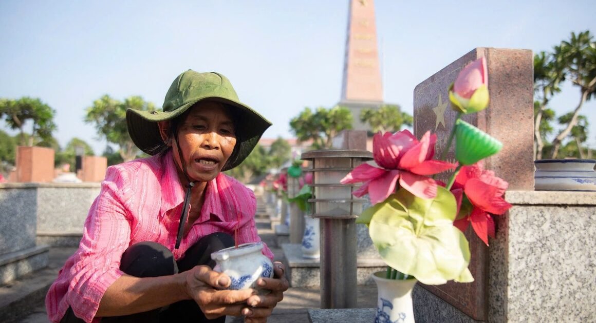 HÀNG CHỤC NĂM GẮN BÓ chờ đợi để ghi nhớ các anh hùng đã khuất, bà Nguyễn Thị Ngọc Hiệp đã biến những mái mộ thành câu chuyện không lời của lòng tri ân.