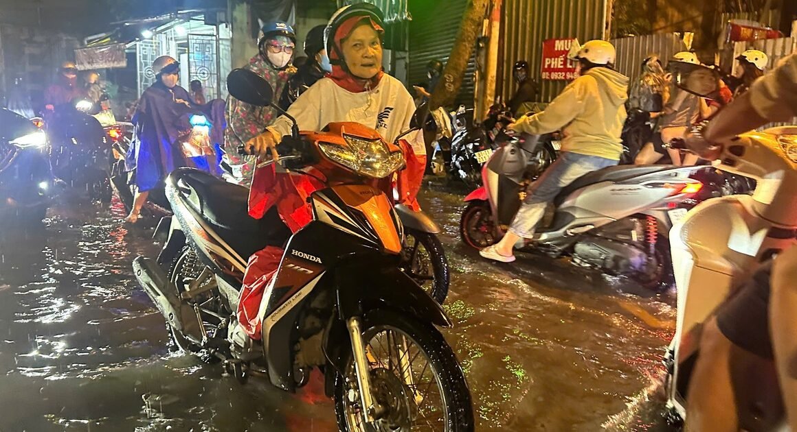 CƠN MƯA KINH HOÀNG GÂY NGHÊN NGẠT NẠN NGẬP LỤT, NHIỀU XE CỨT CHÌM TRONG TRẬN LŨ Ở TP.HCM!