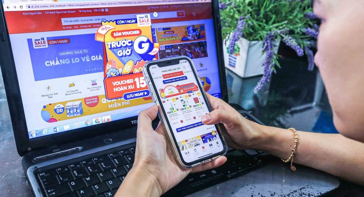 CẢO BIỂN THƯƠNG MẠI ĐIỆN TUYẾN ĐỘT NGỘT TĂNG PHÍ, NGƯỜI BÊN BÁN LO: GIÁ HÀNG CÓ THỂ ĐẮT HƠN, NGƯỜI MUA CÓ THỂ MẤT ƯU ĐÃI?