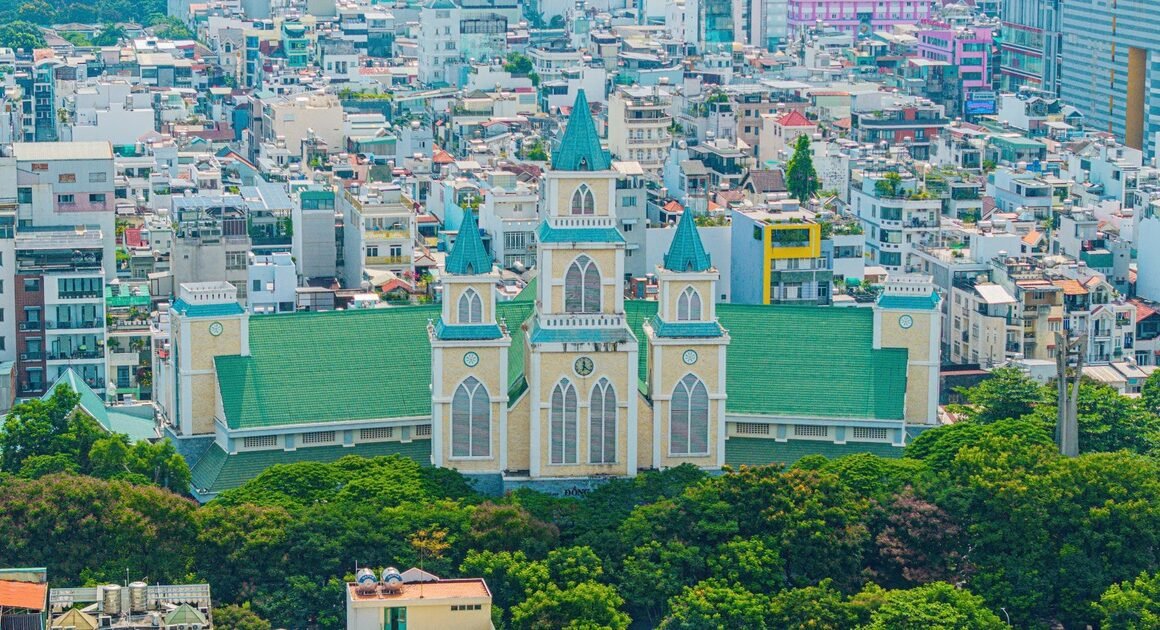 KHÁM PHÁ LÒNG NHÀ THỜ ĐẦU TIÊN KHÔNG CỘT TRỤ Ở TP.HCM VỚI KIẾN TRÚC HIỆN ĐẠI ĐỘC ĐÁO CỦA KIẾN TRÚC SƯ NGÔ VIẾT THỤ