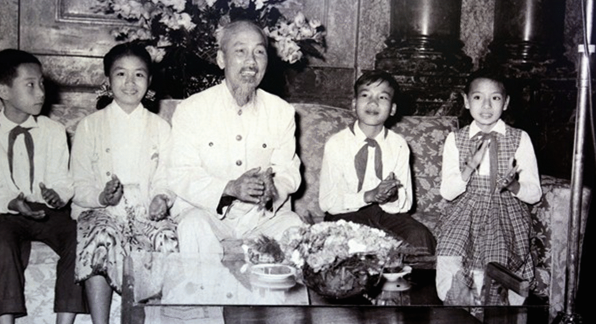 LẦN ĐẦU GẶP BÁC HỒ, TÔI ĐÃ CHỨNG KIẾN MỘT KỶ NIỆM ĐẶC BIỆT KHÓ PHÁ VỠ!