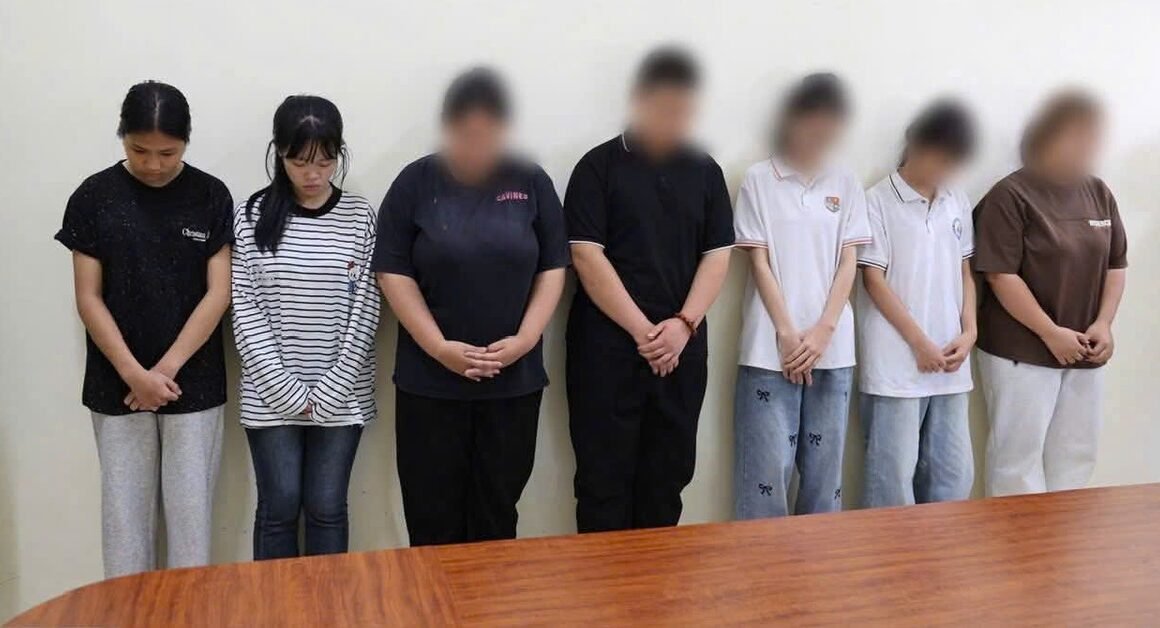 BÍ ẨN ĐẺ SAU ĐOẠN VIDEO Nữ SINH BỊ HÀNH HUNG TRONG NHÀ VỆ SINH KHÔNG NGỜ LÊN TRÀN MẠNG!