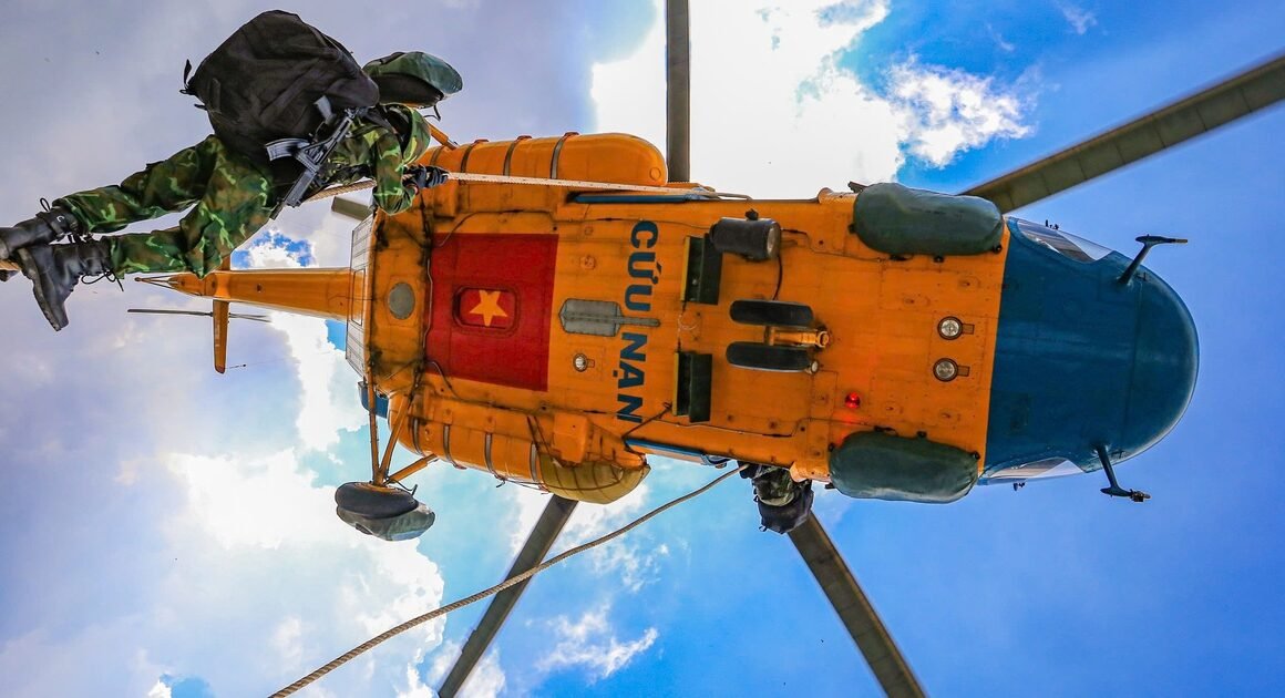 KHÁM PHÁ NHỮNG HÌNH ẢNH HIẾM, BẠN CHƯA TỪNG XEM QUA VỀ LỰC LƯỢNG ĐẶC NHIỆM ĐỔ BỘ BẰNG DÂY TREO TỪ TRỰC THĂNG!