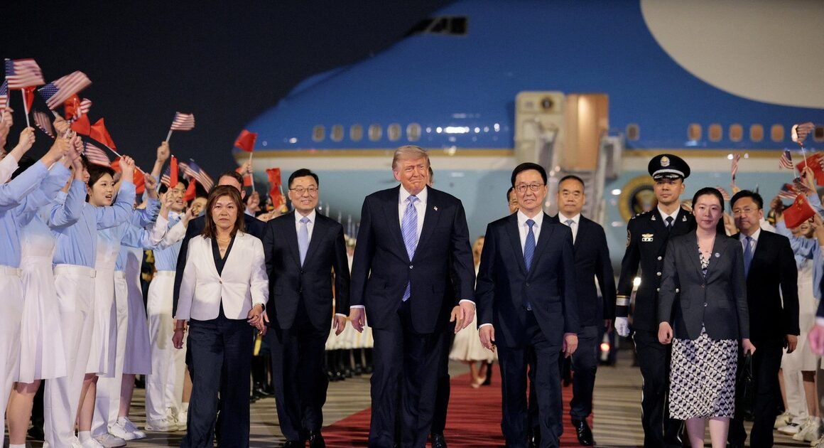 TỔNG THỐNG DONALD TRUMP ĐẾN TRUNG QUỐC TRONG CHIẾC CHUYẾN BAY ĐẶC BIỆT, MỞ ĐẦU CHIẾN DỊCH ĐỐI NGOẠI MỚI?