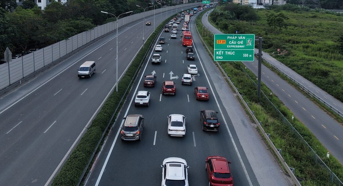 KHÓ NGỜ, NHIỀU NGƯỜI TRỞ LẠI HÀ NỘI SỚM, CAO TỐC PHÁP VÂN – CẦU GIỄ NẠN UNI ĐẦY ẮP.