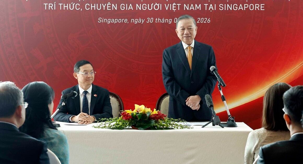 TỔNG BÍ THƯ, CHỦ TỊCH NƯỚC TÔ LÂM GẶP GỠ ĐÔNG ĐÁO CÁN BỘ, NHÂN VIÊN ĐẠI SỨ QUÁN VÀ BÀ CON KIỀU BÀO TẠI SINGAPORE