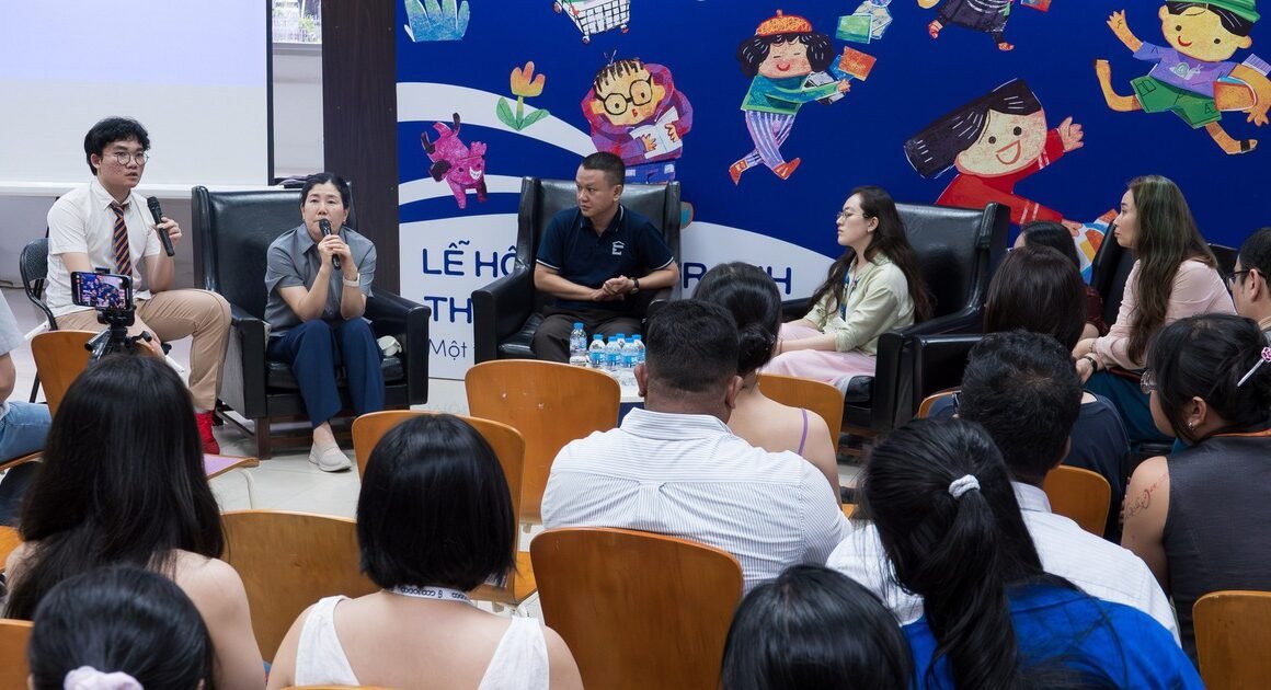 BẾN CHÌA KHÓA ĐỂ KẾT NỐI TRẺ EM VÀ SÁCH LÀ NHỮNG BÀN TAY NGƯỜI LỚN, KHÔNG PHẢI TRƯỜNG HỌC VÀ THƯ VIỆN