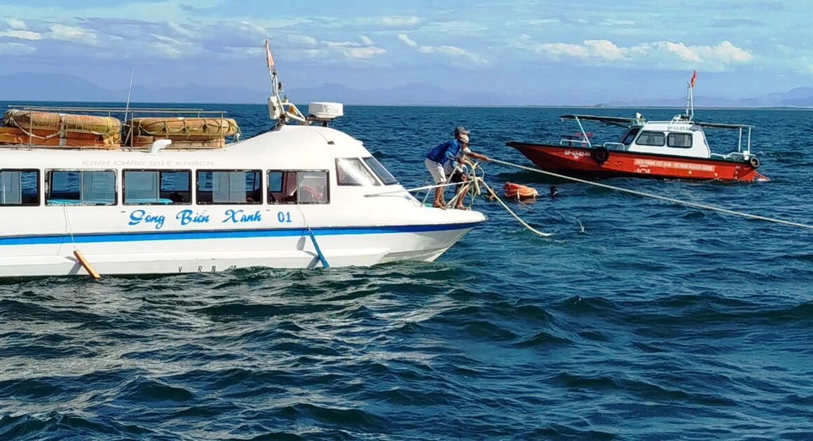 LỰC LƯỢNG CHỨC NĂNG KHẨN TRƯƠNG GIẢI CỨU 19 NGƯỜI SAU KHI CHIỀM CÁN DU LỊCH BỊ CHÌM GIỮA VÙNG BIỂN CỬA ĐẠI!