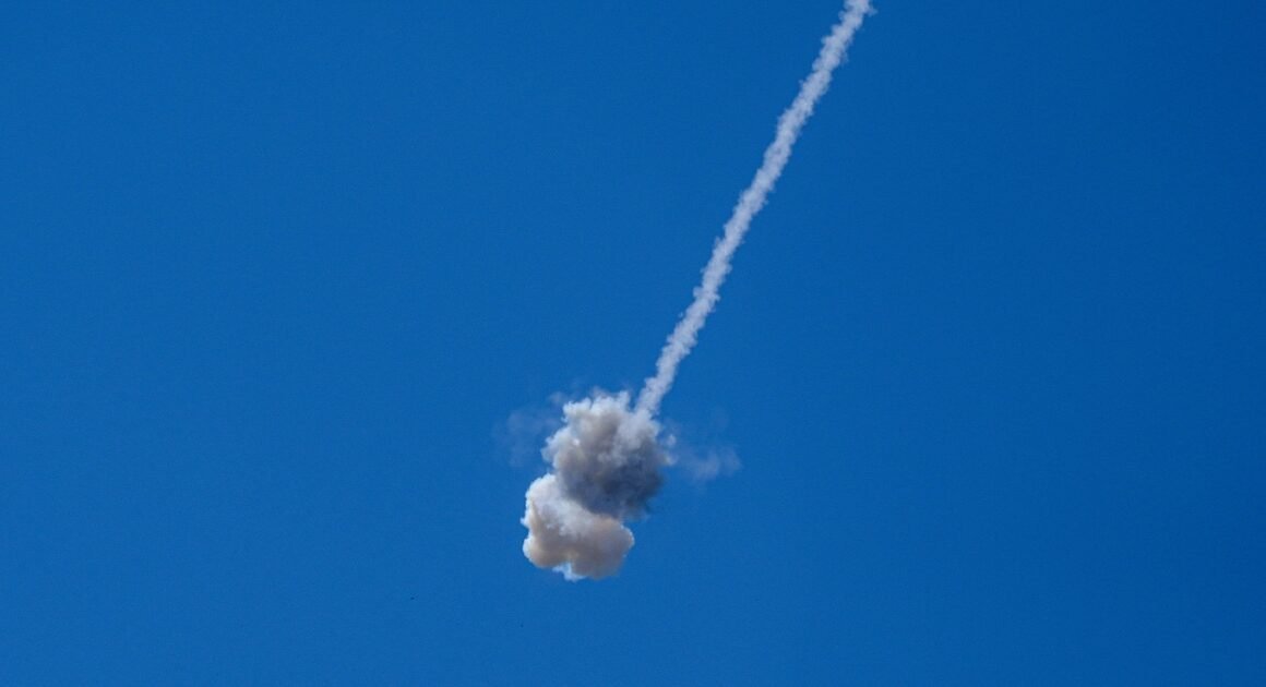 BẤT NGỜ IRAN VÀ ISRAEL ĐỒNG THÁO GỠ MẠNH MỖI BÊN GIỮA CHIẾC GẬY MÀY CỦA ĐỀU CẢM ỨNG TỪ SAU LỜI KÊU GỌI CỦA TỔNG THỐNG TRUMP