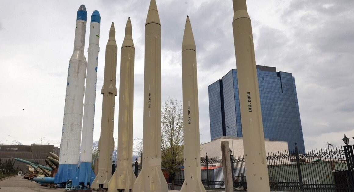 DƯ LUẬN NỔI VẬT GIỮA VỆ BINH CÁCH MẠNG IRAN VÀ QUÂN ĐỘI MỸ TIẾP TỤC, TỔNG THỐNG TRUMP KHẲNG ĐỊNH ĐIỀU GÌ ĐANG CHUYỂN RA?