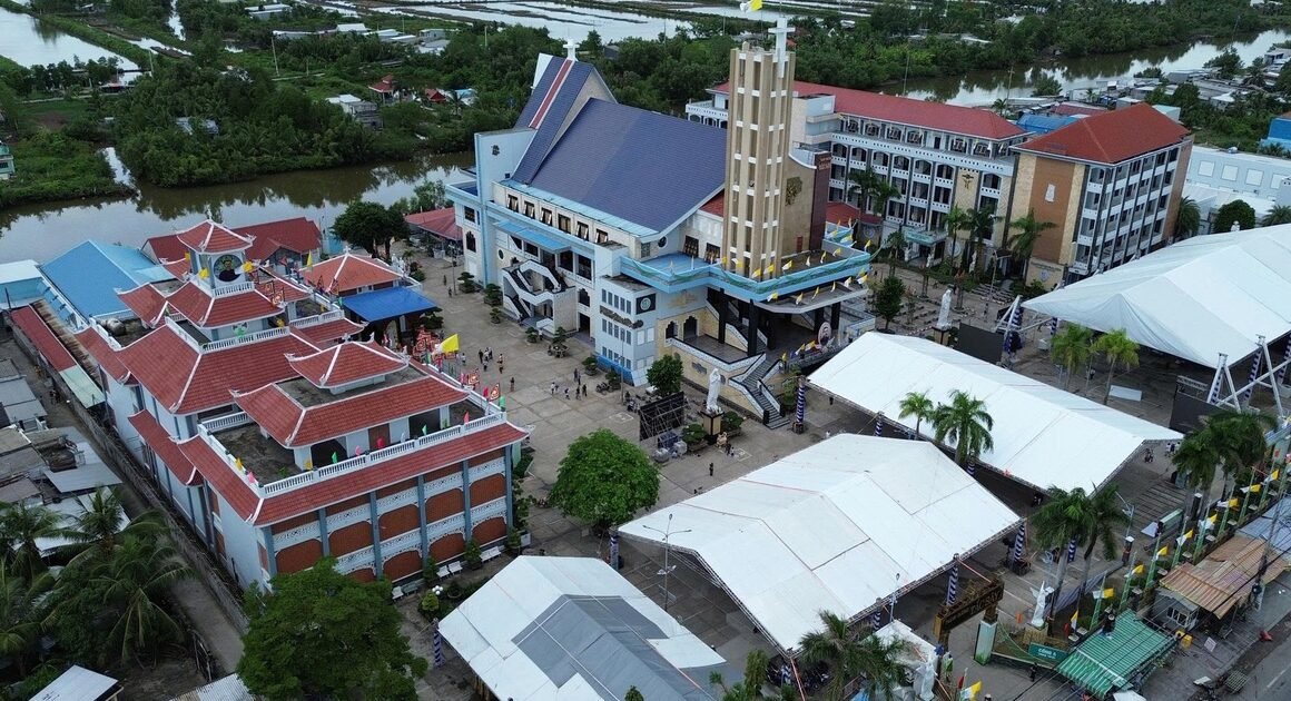 QUẢNG TRƯỜNG SẮP SẴN SÀNG CHÀO ĐÓN HƠN 70.000 GIÁO DÂN VÀ KHÁCH HÀNH HƯƠNG TRONG NGÀY ĐẠI LỄ 2.7!