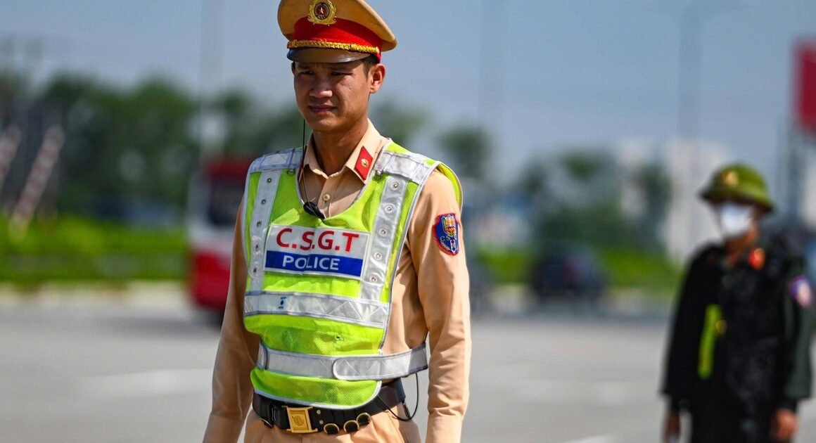 BỊ CÔNG AN KIỂM TRA, TÀI XẾ BẤT NGỜ PHÁT HIỆN CÓ ĐẾN 4 LỖI VI PHẠM NGHIÊM TRỌNG!