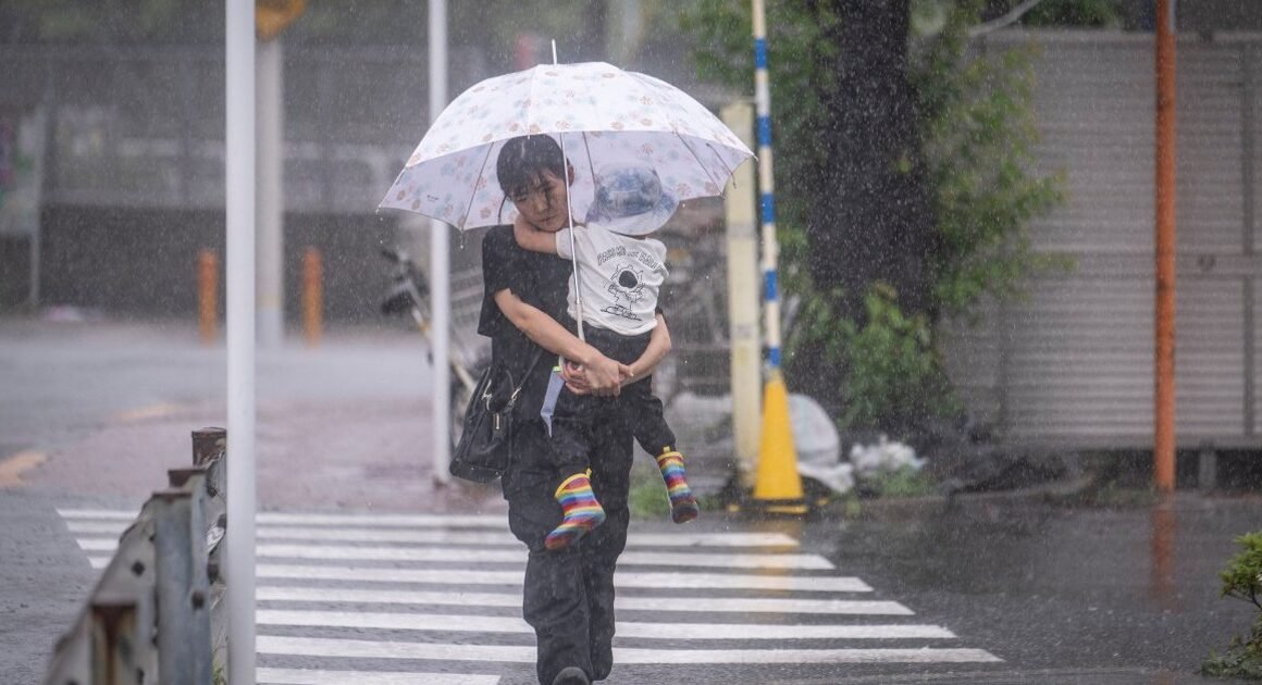 BÃO JANGMI GIÁN ĐOẠN GIAO THÔNG MIỀN TRUNG VÀ MIỀN ĐÔNG NHẬT BẢN, MƯA LỚN VÀ GÓI GIẬT MẠNH ĐANG DIỄN RA NHƯ THẾ NÀO?