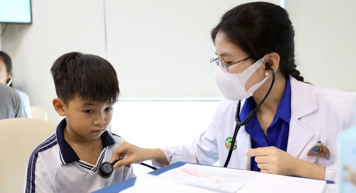HÀNG TRĂM TRẺ MỒ CÔI COVID-19 TẠI TP.HCM NHẬN ĐƯỢC GÓI QUẦN ÁO VÀ CHĂM SÓC SỨC KHỎE MIỄN PHÍ!