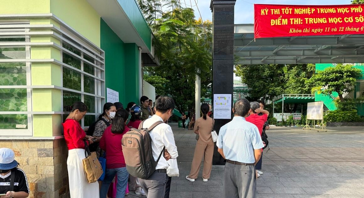 KHẨN TRƯƠNG, PHỤ HUYNH Cũng CĂNG THẲNG NHƯ THÍ SINH TRONG PHÒNG THI—HỌ ĐANG CHUẨN BỊ CHO MỘT KỲ THI KHÁC, NHƯNG CŨNG CAM XÚC NHƯ NGƯỢC LẠI.