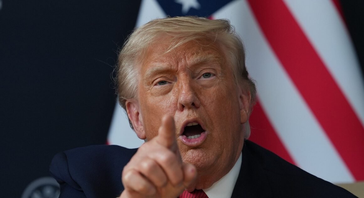 TỔNG THỐNG DONALD TRUMP BỨC XÚC TRƯỚC NHỮNG CHIẾC GẬY VÀO CẦU, SẴN SÀNG ĐỐI ĐẦU NHỮNG PHẢN ĐỐI VỀ THỎA THUẬN VỚI IRAN