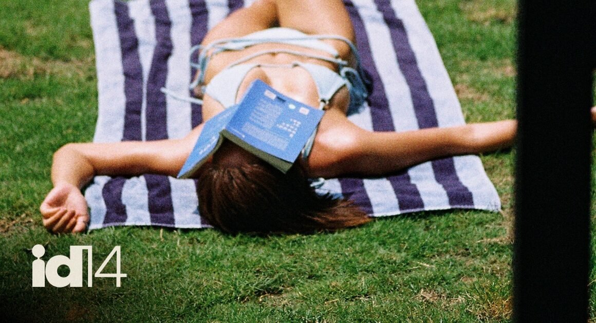 KHÔNG AI NGỜ ĐƯỢC CHIẾC TỦ GIÀY ĐÃ CHUYỂN HƯỚNG, ĐỂ LẠI NHỮNG ĐÔI CAO GÓT LẤP LÁNH CHO DÂY DÉP BỆT VÀ GIÀY THỂ THAO.