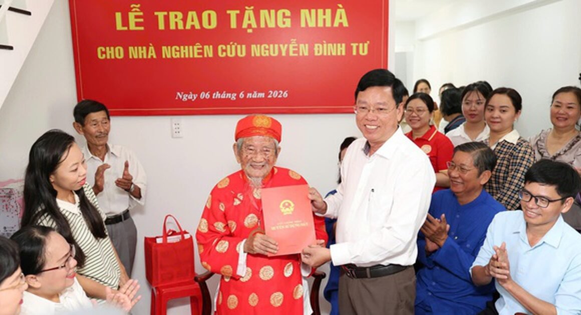 Ở tuổi 106, nhà nghiên cứu Nguyễn Đình Tư nhận được MÁI NHÀ bí mật giúp ông giữ gìn di sản và tiếp tục đam mê nghiên cứu