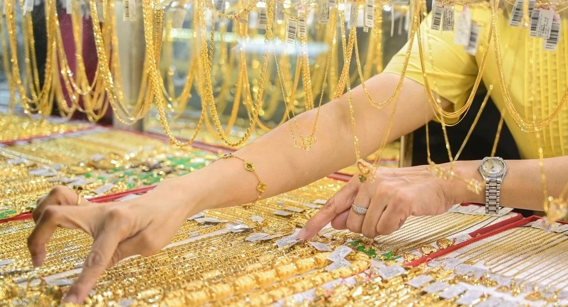 VÀNG GIẢM SỐC HƠN 40 TRIỆU ĐỒNG/LƯỢNG CHỈ TRONG VÀI THÁNG, LIỆU NÊN ĐẦU TƯ GÌ KHI THỊ TRƯỜNG ĐANG RỐI RÀ?