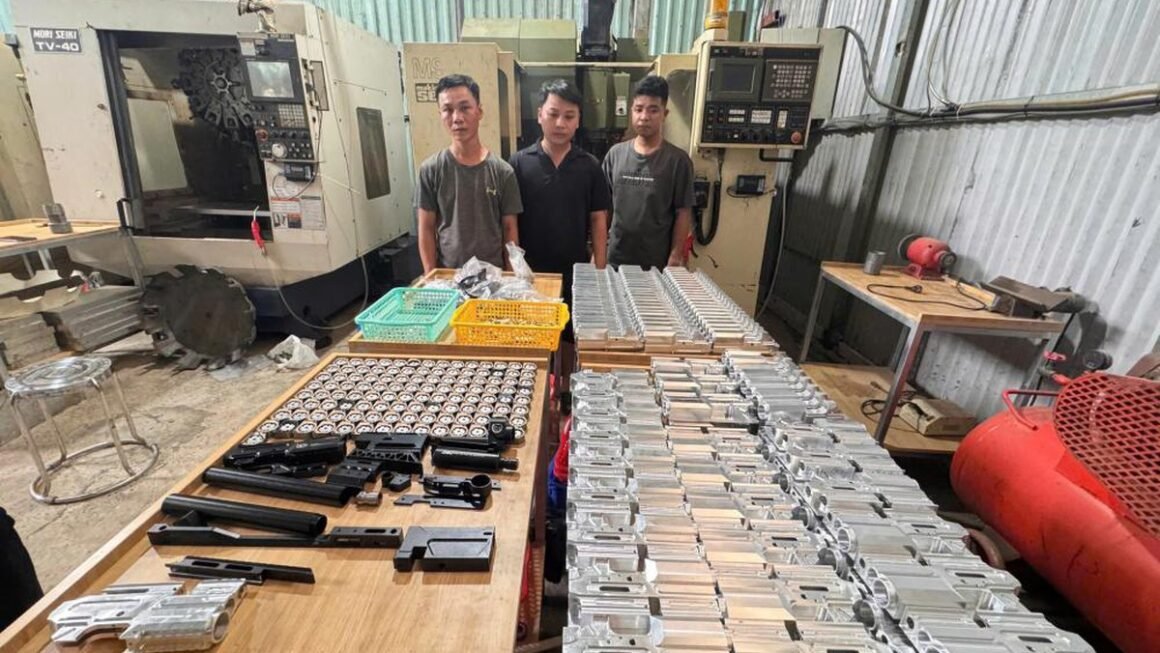 BÀN TIẾP KHÁM XÉT BÍ MẬT ĐỀU ĐỘC ĐÁO, KHIẾN AI CŨNG XEM XÉT!