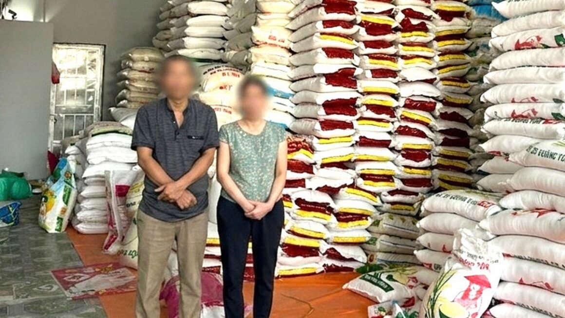 VỢ CHỒNG GIÁM ĐỐC CÔNG TY YẾN CHANH BỊ BỎNG TAY VÌ BÁN GẠO GIẢ MẠO THƯƠNG HIỆU, ĐƯƠNG NỌI DÙNG HÀNG THẬT NGẬM NGHIỀN.