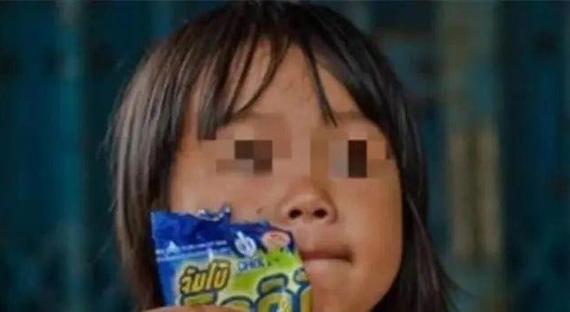 BÀ NỘI PHÁT HIỆN KỊP THỜI, GIÚP BÉ GÁI 3 TUỔI TRÁNH THẬT NGHIÊM TRỌNG TỪ NGUY CƠ ĂN NHẦM GÓI HÚT ẨM!